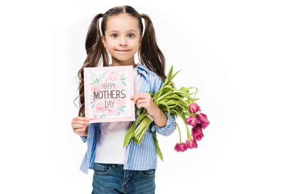 Retrato de criança pequena com mãe feliz dia postal e buquê de flores isoladas em branco — Fotografia de Stock