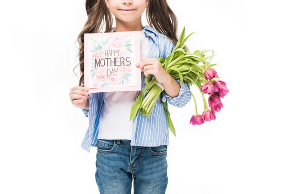 Abgeschnittene Aufnahme eines Kindes mit glücklicher Muttertagspostkarte und Blumenstrauß auf weißem Grund — Stockfoto