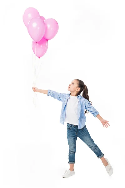 Adorable niño mirando globos rosados en mano aislados en blanco - foto de stock