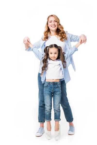 Glückliche Mutter und süße kleine Tochter halten die Hände isoliert auf weiß — Stockfoto