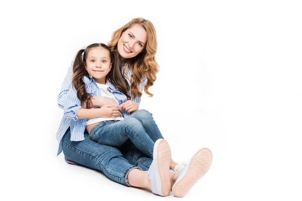 Glückliche Mutter mit Tochter an den Händen, die isoliert auf weiß in die Kamera schaut — Stockfoto