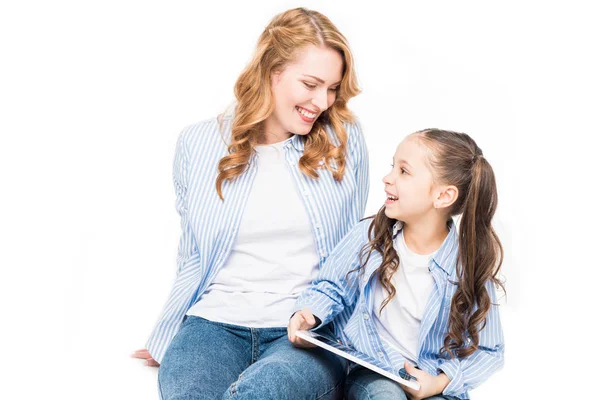 Portrait de famille souriante avec tablette numérique isolée sur blanc — Photo de stock