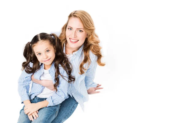 Vista de ángulo alto de la mujer alegre y la hija aislada en blanco - foto de stock