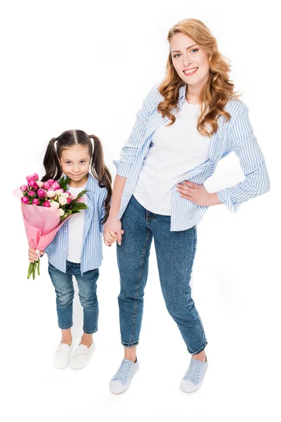 Glückliche Mutter und kleine Tochter mit Blumenstrauß, Händchen haltend auf weißem, Muttertagsferienkonzept — Stockfoto