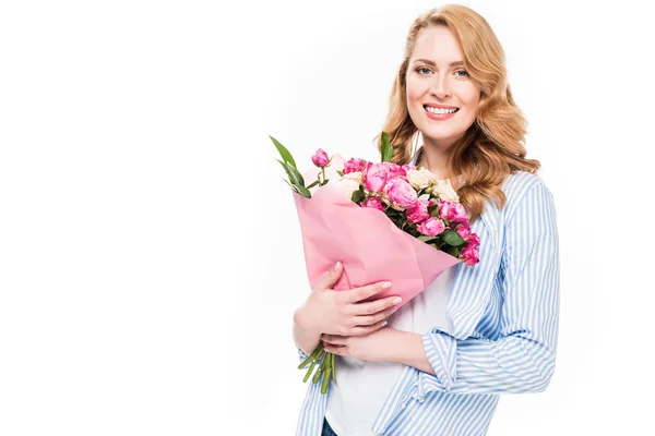 Ritratto di donna sorridente con bouquet di fiori isolati su bianco — Foto stock