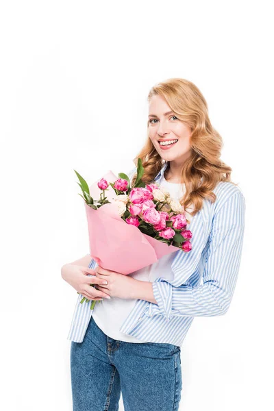 Портрет улыбающейся женщины с букетом цветов, изолированным на белом — стоковое фото
