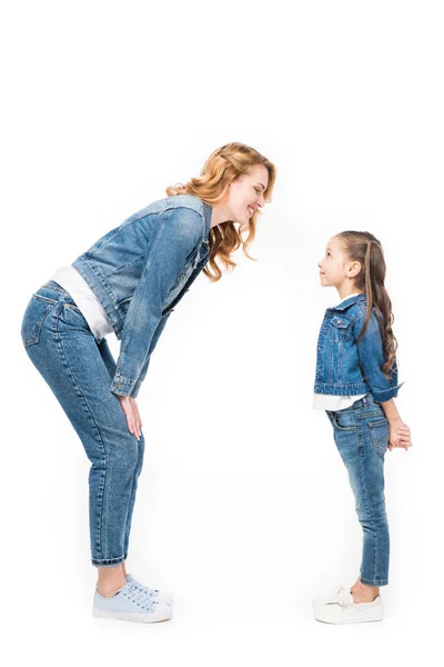 Вид збоку сім'ї в джинсовому одязі, який дивиться один на одного ізольовано на білому — стокове фото