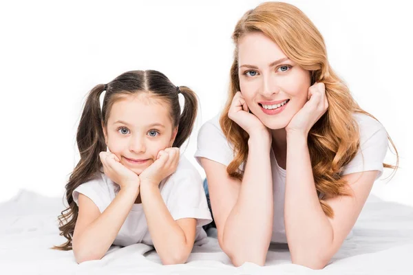 Retrato de madre e hija sonrientes mirando a la cámara aislada en blanco - foto de stock