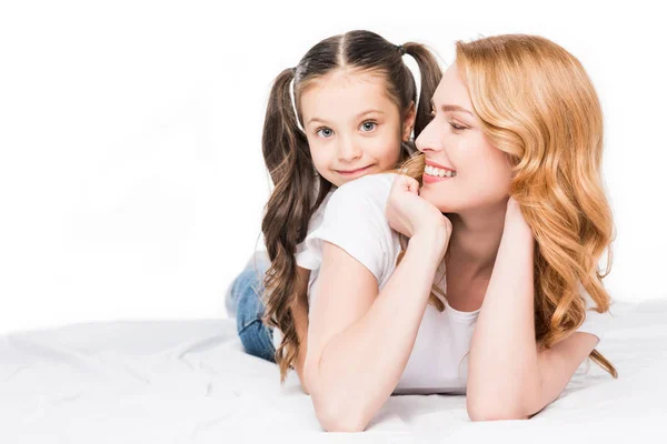 Retrato de mujer feliz con adorable hija aislada en blanco - foto de stock