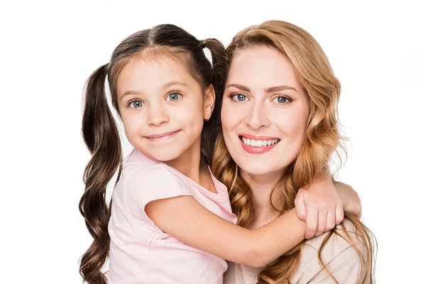 Retrato de hija sonriente abrazando a madre aislada en blanco - foto de stock