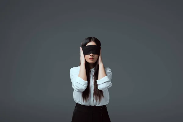 Giovane donna bendata che chiude le orecchie isolate su grigio — Foto stock