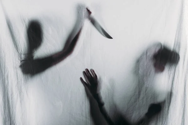 Silhouette di qualcuno in possesso di coltello e vittima di omicidio, concetto di crimine — Foto stock