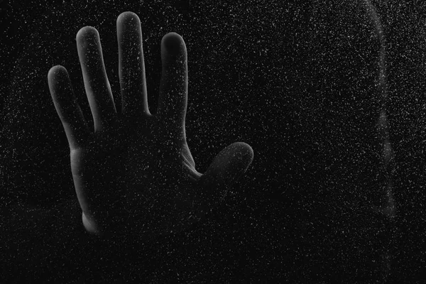 Gros plan vue partielle de la main humaine touchant le verre avec des pépins — Photo de stock
