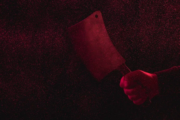 Tiro cortado de homem segurando faca de carne em luz vermelha — Fotografia de Stock