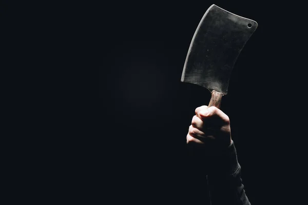 Обрезанный снимок человеческой руки с мясным ножом, изолированным на черном — стоковое фото