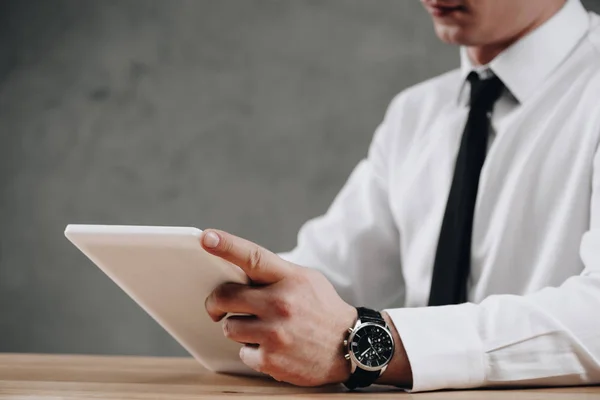 Обрізаний знімок бізнесмена за допомогою цифрового планшета на сірому — стокове фото