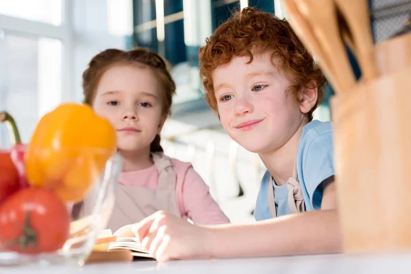 Foyer sélectif de mignons petits enfants cuisiner ensemble dans la cuisine — Photo de stock