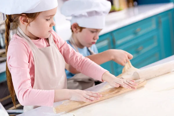 Crianças que preparam a massa de farinha de biscoitos na cozinha — Fotografia de Stock