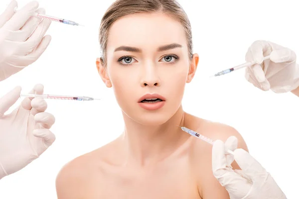 Chica joven con la piel limpia haciendo inyecciones de belleza, aislado en blanco - foto de stock