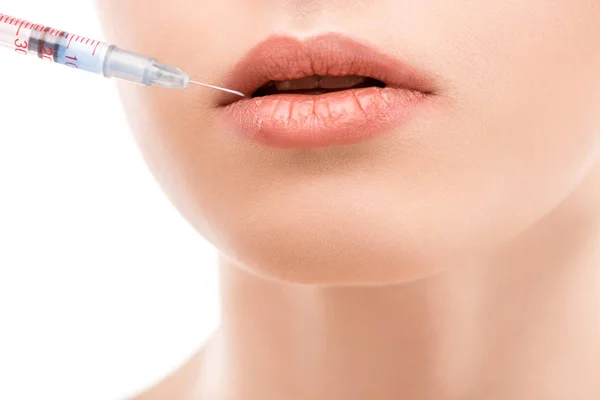 Recortado vista de chica haciendo la inyección de belleza en los labios, aislado en blanco - foto de stock