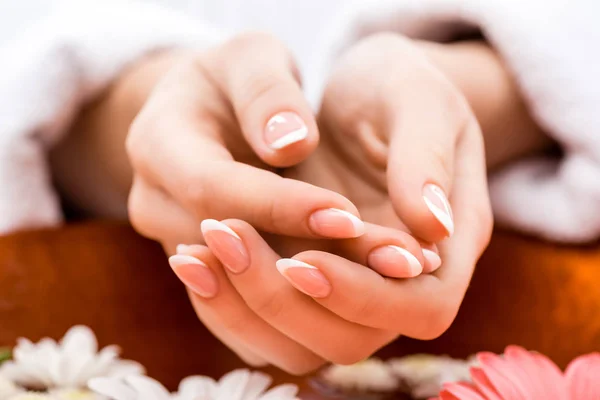 Vista recortada de la mujer haciendo procedimiento de spa para las uñas - foto de stock