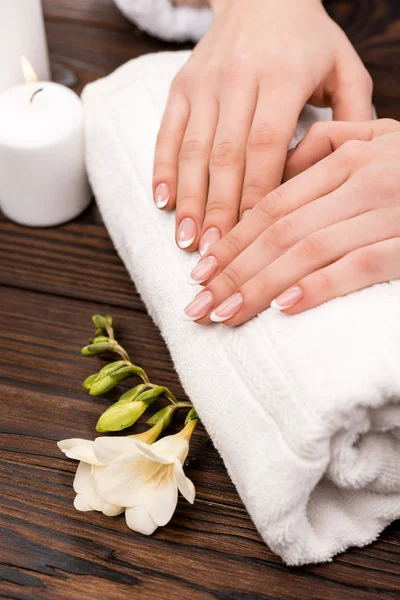 Vista recortada de la mujer haciendo medicina y procedimiento de spa en el salón de belleza - foto de stock