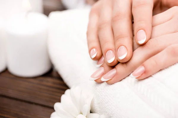 Abgeschnittene Ansicht von Frauen, die Medizin im Schönheitssalon machen, Nagelpflegekonzept — Stockfoto