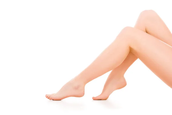 Vista ritagliata di donna con belle gambe, isolato su bianco — Foto stock