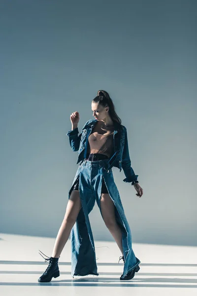 Hermosa joven posando en ropa de mezclilla de moda - foto de stock