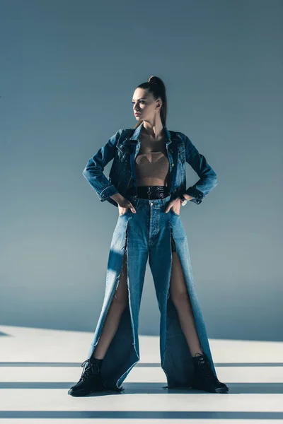 Schöne junge Frau in Jeans posiert für Mode-Shooting — Stockfoto