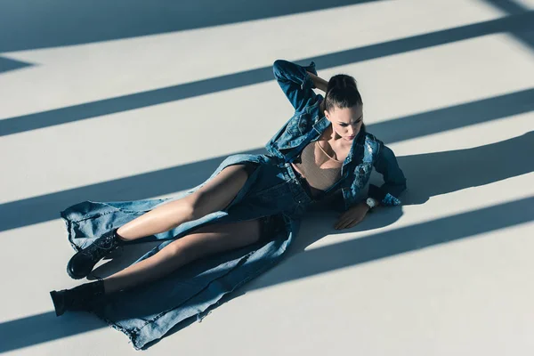 Belle jeune femme posant dans des vêtements en denim à la mode — Photo de stock