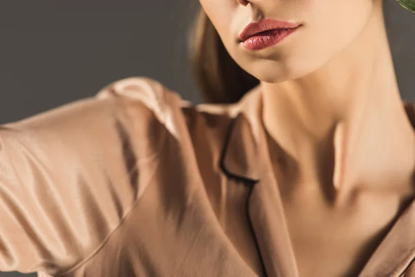 Обрезанный вид девушки в стильной блузке, изолированный на сером — стоковое фото