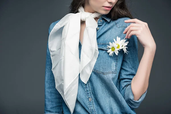 Обрізаний вид дівчини в шарфі і джинсовій сорочці з квітами, ізольовані на сірому — стокове фото
