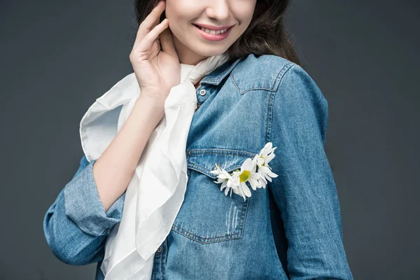 Vista ritagliata di ragazza sorridente in sciarpa e camicia di jeans con fiori, isolato su grigio — Foto stock