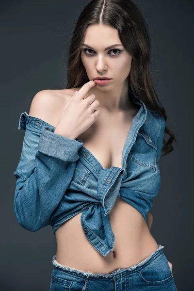 Menina apaixonada atraente posando em camisa jeans, isolado em cinza — Fotografia de Stock