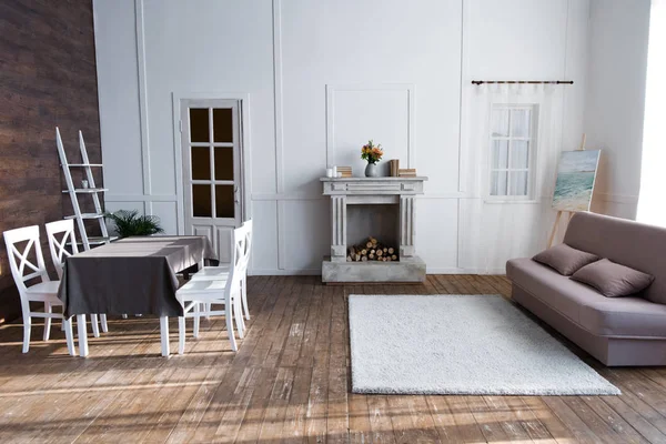 Salon confortable intérieur avec des meubles élégants — Photo de stock