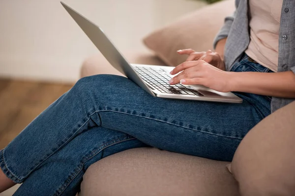 Plan recadré de la femme en utilisant un ordinateur portable à la maison — Photo de stock