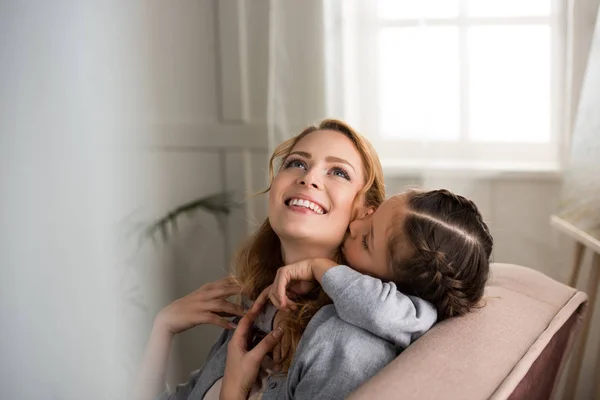 Schöne glückliche Mutter und Tochter, die sich zu Hause umarmen — Stockfoto