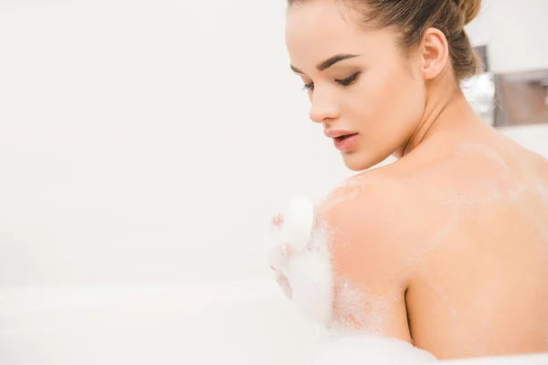 Mulher bonita tomando banho em casa — Fotografia de Stock
