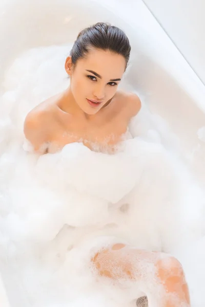 Vue aérienne de belle jeune femme prenant un bain à la maison — Photo de stock