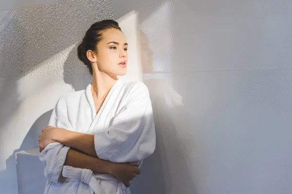 Retrato de bela mulher pensativa em roupão de banho olhando para longe em casa — Fotografia de Stock