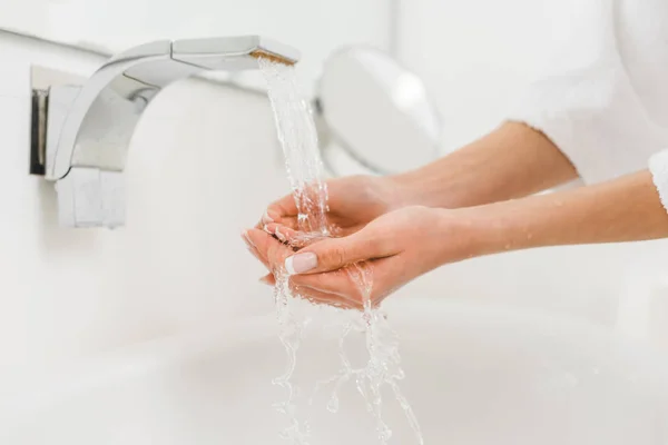 Vue partielle de la femme se lavant les mains à la maison — Photo de stock