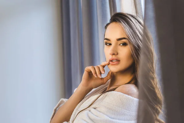 Portrait de jeune femme séduisante en peignoir à la maison — Photo de stock