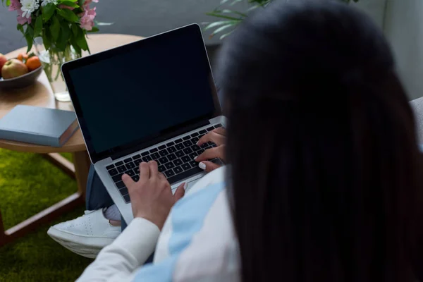 Вид сзади женщины, использующей ноутбук с Blank-экраном — стоковое фото
