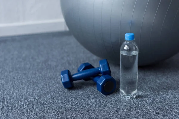 Gros plan de ballon en forme, haltères et bouteille d'eau — Photo de stock