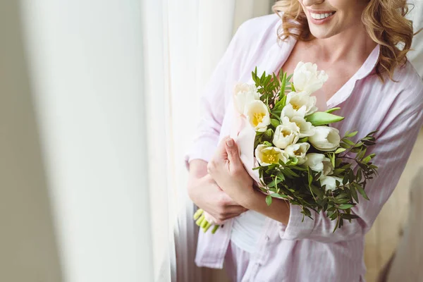Vista recortada de la mujer con ramo de flores de primavera - foto de stock