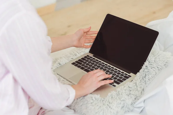 Vista cortada da mulher usando laptop com tela em branco — Fotografia de Stock