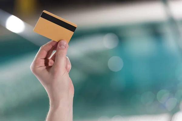 Plan recadré de l'homme tenant la carte de crédit dans le centre de spa — Photo de stock