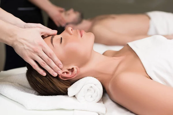 Gros plan vue partielle de jeune couple ayant massage dans le salon de spa — Photo de stock