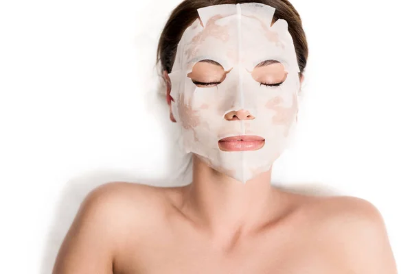 Menina atraente em máscara no rosto relaxante com olhos fechados no salão de spa — Fotografia de Stock